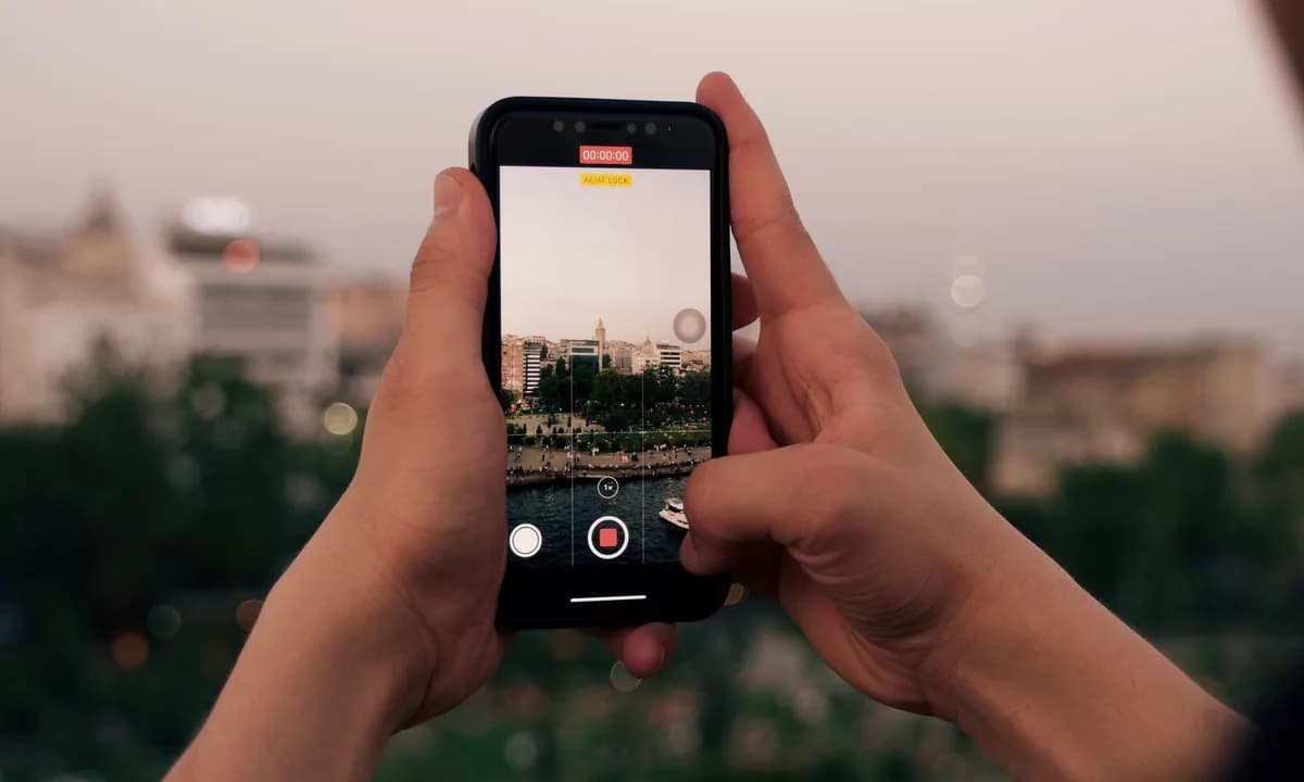 Telefon kamerasıyla fotoğraf çeken kişinin elleri